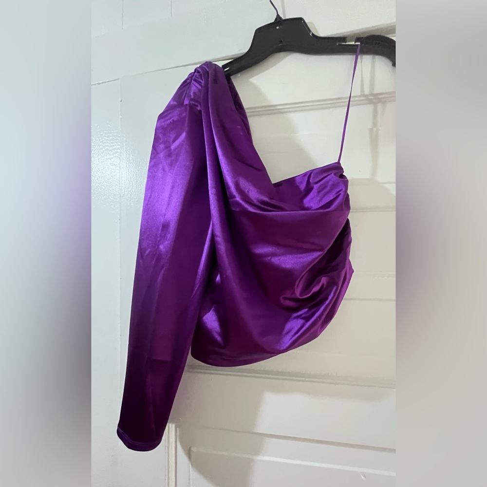 NWT Express Purple Satin One Shoulder Sleeve Top - Picture 2 of 2